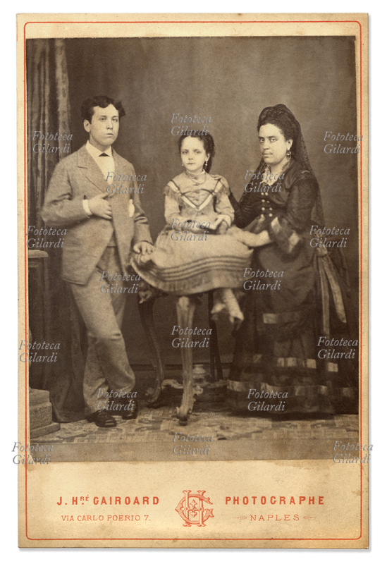 MODA - Ritratto fotografico di madre con due figli (il primogenito maschio e la giovane femmina). Famiglia benestante all\