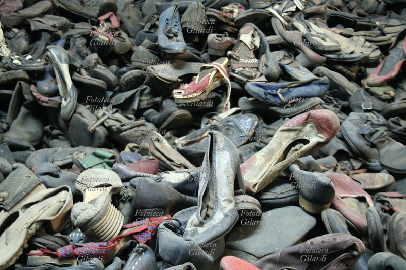 AUSCHWITZ I Un mucchio di scarpe alto un metro e mezzo e lungo quaranta. Sono \