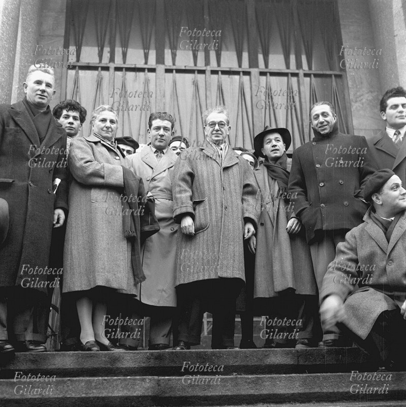 Mario MONTAGNANA (al centro con gli occhiali, 22 giugno 1897 – 8 agosto 1960) sindacalista segretario responsabile della Camera del Lavoro di Milano, insieme ai lavoratori della Tallero, picchettano l\