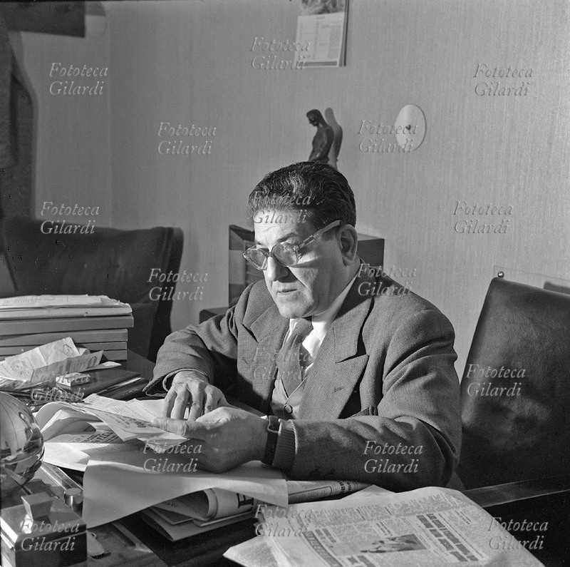 Giuseppe DI VITTORIO (11 agosto 1892 – 3 novembre 1957) ritratto alla sua scrivania mentre consulta documenti. Militante nel Partito Socialista fino al 1924, aderì poi al Partito Comunista. Fu segretario generale della CGIL (1945-1957) e della Federazione sindacati mondiali (1949-1957). Fotografia di Ando Gilardi (1921 - 2012) #andogilardi, Italia 1955 circa.