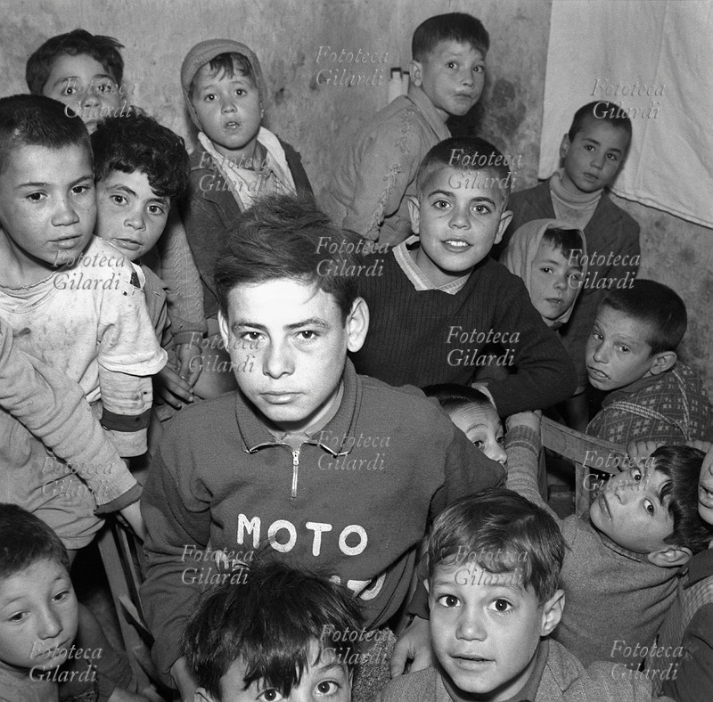 BAMBINI gruppo in posa, in un\