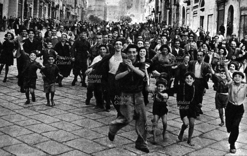 RESISTENZA 28 sett. 1943 Napoli: insurrezione popolare. La gente dimostra la gioia per le strade per la cacciata dei tedeschi. Fotografia presa durante le quattro giornate di Napoli, 28-29-30 settembre, 1° ottobre 1943.