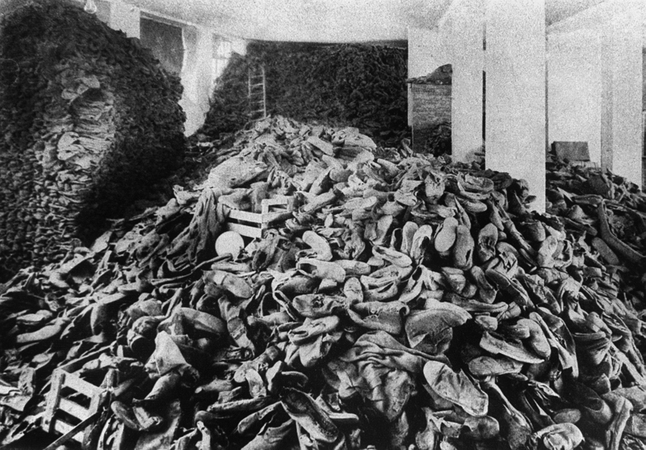 MUCCHI DI SCARPE APPARTENUTI AGLI STERMINATI DI AUSCHWITZ