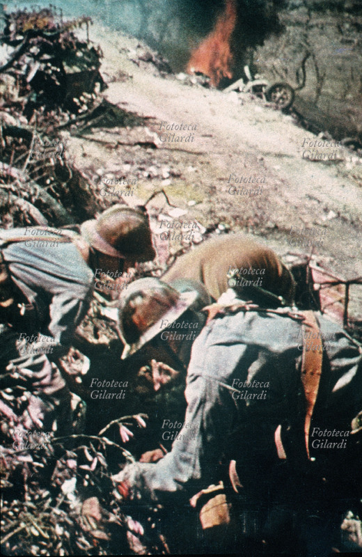 GUERRA ITALIANA DI LIBERAZIONE Soldati francesi combattono a fianco degli Alleati sul fronte di Cassino. Rara fotografia a colori dell\