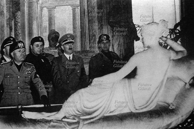 ROMA-BERLINO Viaggio di Hitler in Italia: insieme a Mussolini, è ritratto in ammirazione davanti alla statua di Paolina Borghese di Canova. Da pubblicazione di propaganda dell\