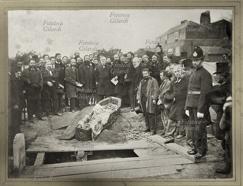 Ugo FOSCOLO (1778-1827) discoprimento totale delle spoglie mortali del poeta, il 7 giugno 1871, nel cimitero di Chiswick, presso Londra. Fotografia di Caldesi & C., Londra 1871