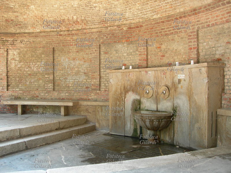 ACQUI TERME veduta interna del fontanino dell\