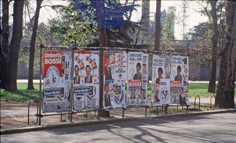 ELEZIONI MARZO 1994 Affissione di manifesti di propaganda per le elezioni politiche dei partiti: Lega Nord, Forza Italia, Progressisti, Partito Socialista, Patto per l\
