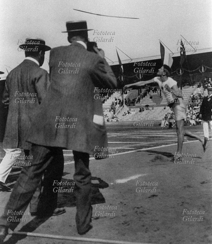 OLIMPIADI Atletica: il lancio del giavellotto di Eric Lemming (22 febbraio 1880 – 5 giugno 1930). I giornalisti fotografano l\