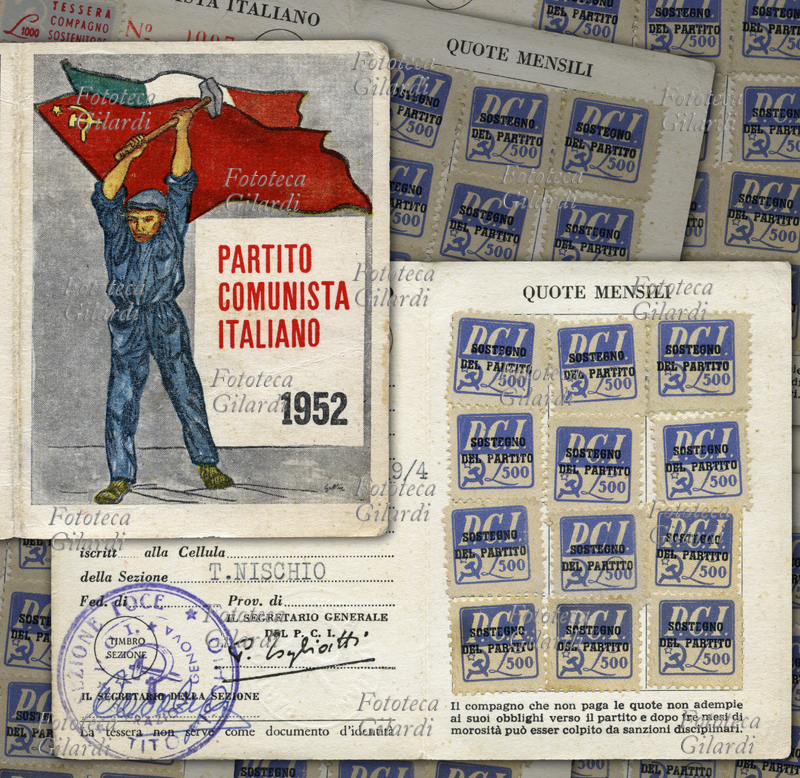 PCI La tessera del Partito Comunista Italiano del 1952, illustrata da Renato Guttuso (26 dicembre 1911 – 18 gennaio 1987). Un tricolore sventola insieme alla bandiera rossa con la falce e il martello, in primo piano un operaio in tuta blu sta per vibrare un colpo con la mazza. Nell\