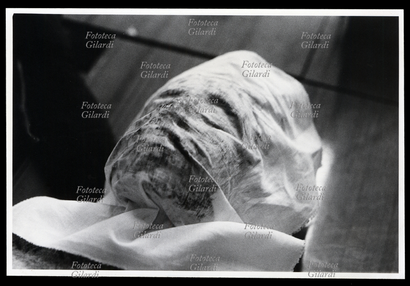 FOTOGRAFIA DIDATTICA - RS Ricerca Sindone - fase 4: il volto, preparato con una miscela di crema colorata, tamponato per prenderne l\