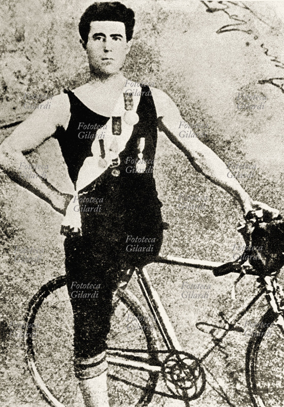 Enrico TOTI (1882-1916) bersagliere, mutilato alla gamba sinistra per un incidente ferroviario, nel 1908 vinse ugualmente la gara ciclistica Roma-Frosinone con una biclicletta speciale monopedale. Fotografia da notiziario sportivo a stampa dell\