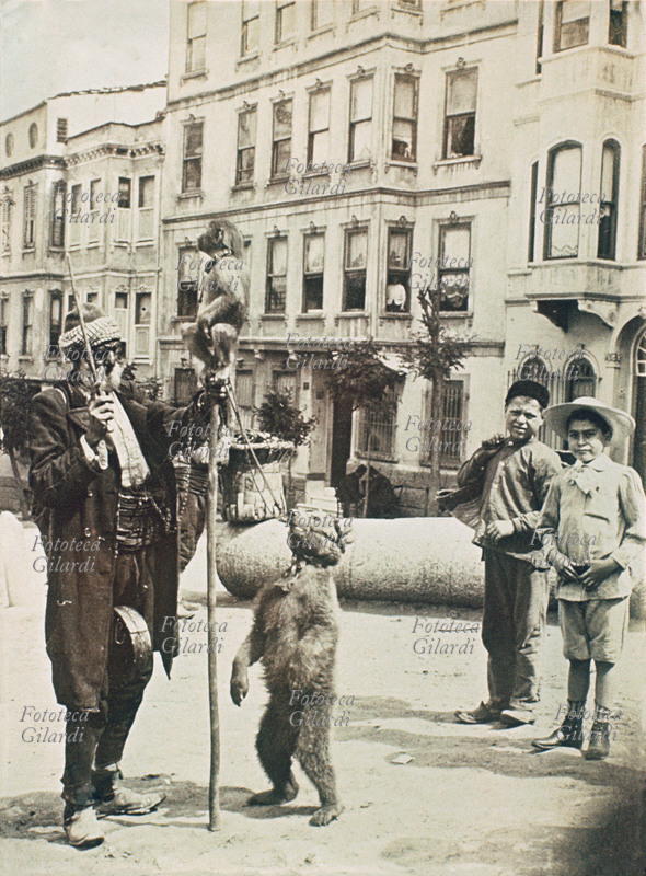 MESTIERI Girovago con orso alla catena e scimmietta appollaiata sul bastone. Tra le gambe trattiene un tamburello usato nelle esibizioni per far ballare l\