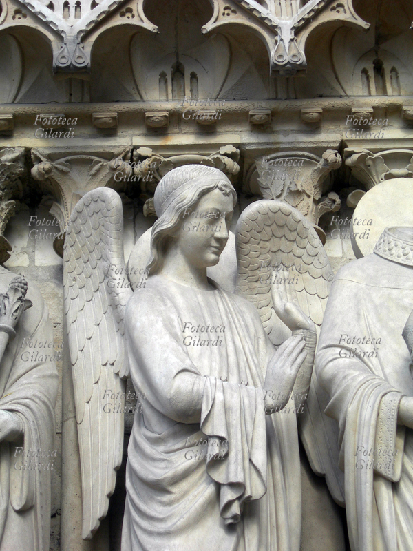 ANGELO al lato di San Dionigi, statua decorativa della cattedrale gotica di Notre Dame a Parigi. Fotografia di Elena Piccini, Parigi, agosto 2012