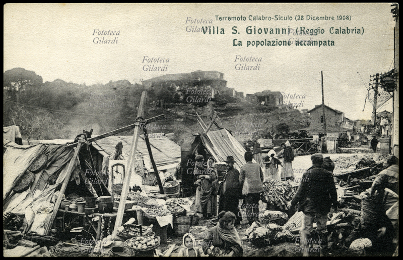 TERREMOTO Calabro-Siculo del 1908. Villa San Giovanni (Reggio Calabria) la popolazione accampata. Fra tende e ripari di fortuna sono accumulati povere masserizie e generi alimentari. Il terribile sisma di magnitudo 7,2 ha contato fra le 90.000 e le 120.000 vittime in tutta la zona colpita. Cartolina postale da una serie edita dalla Croce Rossa a sottoscrizione per i terremotati, sistema mediatico pionieristico per la raccolta dei fondi a favore delle vittime di catastrofe naturale, che nell\