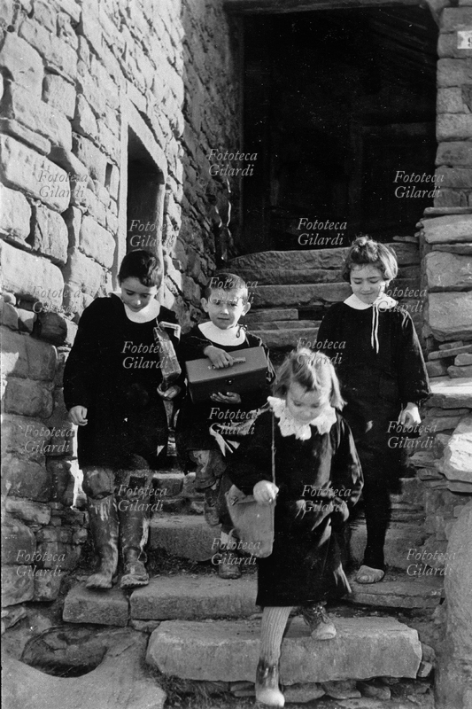 SCUOLA Primo giorno di scuola per i bambini di un paese dell\