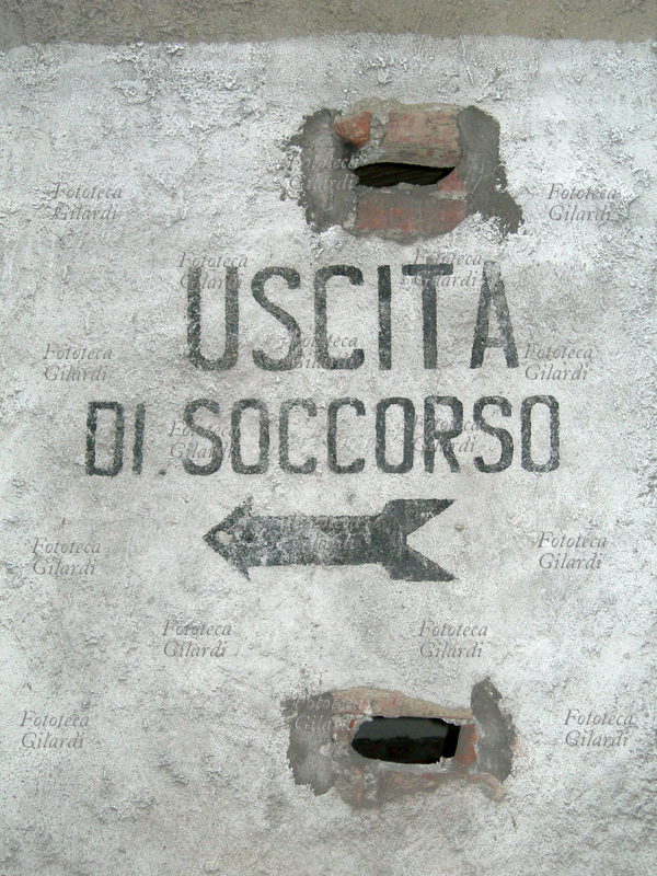 II GM MILANO Indicazione di USCITA DI SOCCORSO, segnaletica dipinta all\