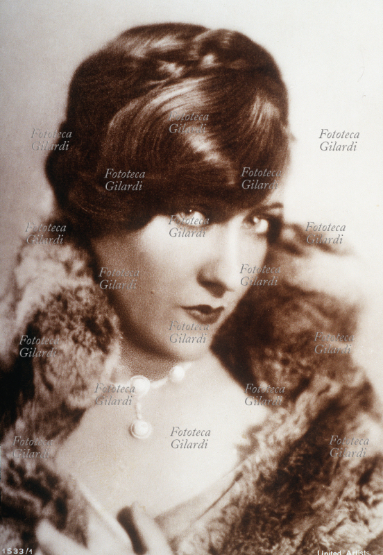 GLORIA SWANSON (1899-1983) attrice statunitense, iniziò la carriera lavorando in alcuni cortometraggi comici di Mack Sennett. Tra il 1915 e il 1930, ingaggiata alla Paramount, ne divenne una delle maggiori star. Interpretò film di Griffith e Cecil B. de Mille. Il ritratto è di poco anteriore al 1915.
