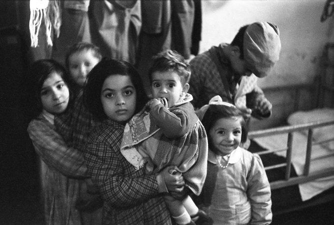 CROTONE GRUPPO DI BAMBINI IN UN INTERNO UMIDO CROTONE GRUPPO DI BAMBINI IN UN INTERNO UMIDO