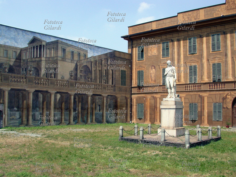 MARENGO facciata del Museo della Battaglia di Marengo con la statua di Napoleone Bonaparte. Il museo ha sede nella Villa fatta costruire nel 1845 da Antonio Delavo per celebrare la vittoria di Napoleone (14 giugno 1800) sugli austriaci e la conseguente annessione del Piemonte alla Francia. La villa fu edificata nel luogo dove avvenne la battaglia di Marengo e ne conserva cimeli e documenti. Fotografia di Elena Piccini, 2004.