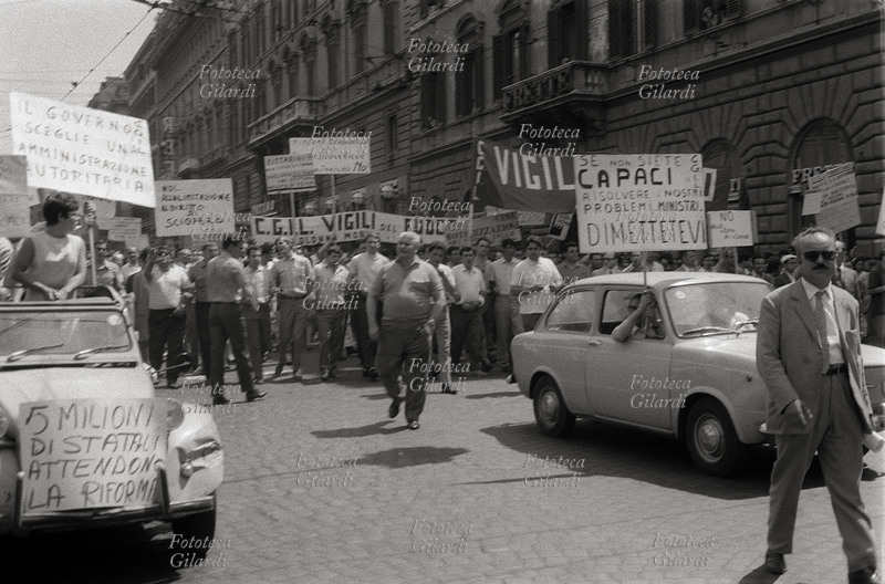 SCIOPERO dei lavoratori Statali, il corteo in via Nazionale. I dimostranti sfilano con cartelli di protesta: \