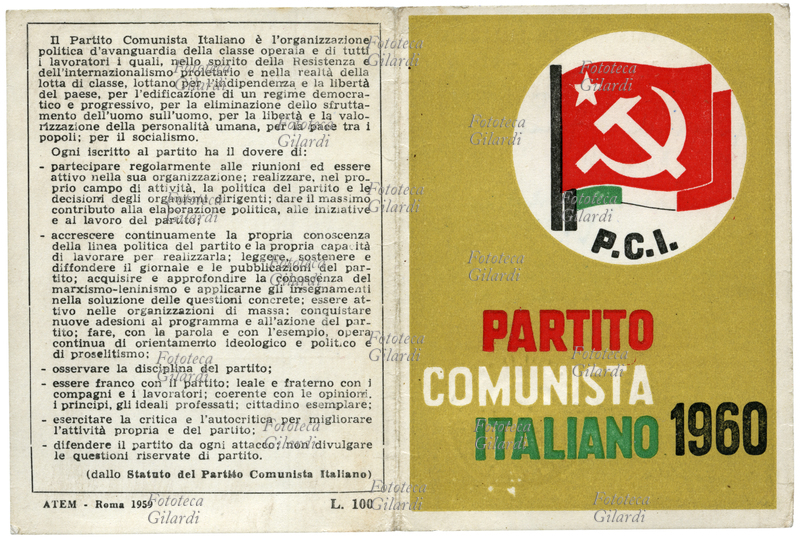 PCI La tessera del Partito Comunista Italiano del 1960. Illustrazione grafica, con il simbolo della bandiera rossa e il tricolore inscritto nel cerchio, il nome del Partito in rosso, bianco e verde. In quarta pagina una citazione dallo Statuto del Partito: "Il Partito Comunista Italiano è l\