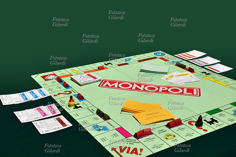 MONOPOLI Tabellone con pedine del gioco da tavolo Monopoli, tra i più famosi al mondo. Scopo del gioco è guadagnare denaro mediante un\