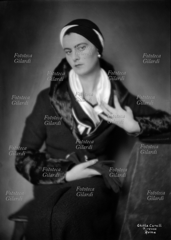 Nicoletta ARRIVABENE VALENTI GONZAGA (1º novembre 1906 – 16 settembre 1986), detta Niki, moglie del conte Edoardo Visconti di Modrone (1908-1980), seduta, elegantemente vestita, in posa glamour. Ritratto fotografico di Ghitta Carell (20 settembre 1899 – 18 gennaio 1972), la fotografa ufficiale dei reali d\