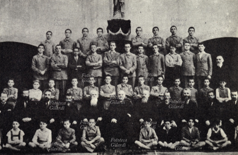 GIOVANNI XXIII Angelo Giuseppe Roncalli (1881-1963) ancora monsignore, si reca in Turchia come delegato apostolico. Fotografia di gruppo al seminario San Luigi, tenuto da frati cappuccini, con insegnanti e allievi. Istambul, gennaio 1935 (ATTENZIONE fotografia bassa qualità)