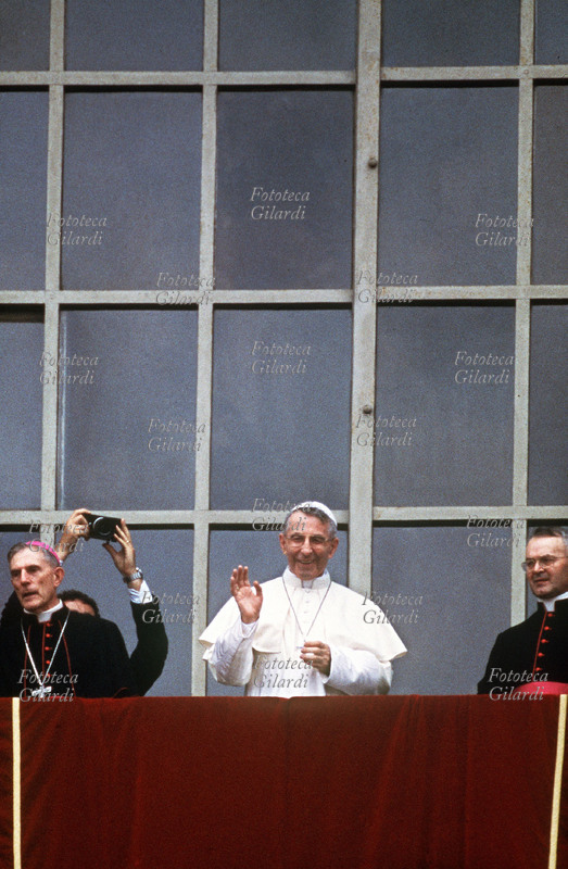 Albino LUCIANI Giovanni Paolo I (1912-1978) saluta i fedeli. Albino Luciani nacque a Forno di Canale (dal 1964 Canale d\