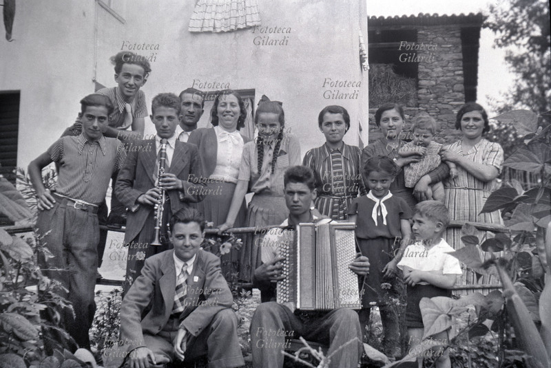 SUONATORI e cantanti per diletto; gruppo di ragazzi con amici e parenti, in un giorno di festa suonavano fisarmonica e clarinetto e cantavano canzoni popolari. Il luogo è Caldasio: borgo dove si trova la casa natale del padre di Ando Gilardi, dove questi in seguito si rifugiò sfollato da Genova e si unì ai partigiani. È una delle prime fotografie scattate da Ando Gilardi (1921 - 2012). Ponzone (AL), 1936
