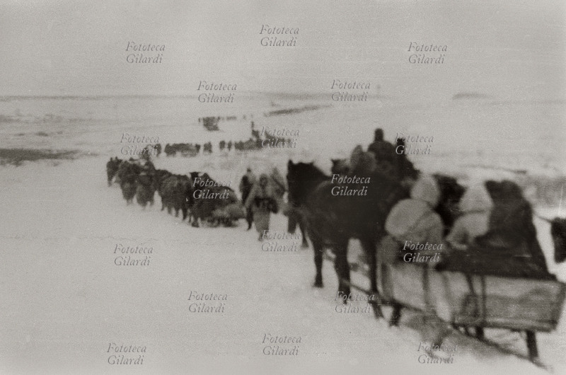 II G.M. URSS - ITALIA Alpini durante la ritirata: la lunga fila di snoda nel bianco a perdita d\