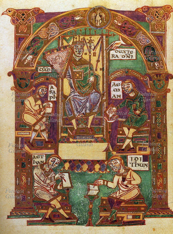 DAVIDE re, siede suonando la cetra, circondato da Asaph, Aeman, Aethan e Idithun che probabilmente trascrivono ciò che sta cantando e suonando. Miniatura da: \
