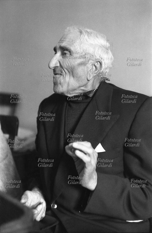 CASTELSARACENO (PZ) uomo anziano narra un episodio di "infestazione": sequenza lunga (14ª di 24) ed espressiva. Immagine a documentazione dell\