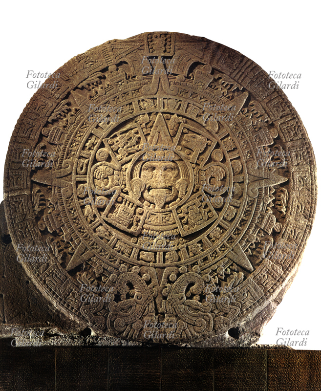 AZTECHI Pietra del Sole o Calendario Azteco. Con i geroglifici dei giorni, mesi e soli, questo calendario raffigura la storia del mondo secondo la cosmologia azteca. Pietra, proveniente da Tenochtitlan, 1324 - 1521