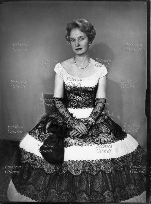 Ghitta CARELL (20 settembre 1899 – 18 gennaio 1972), ritratto in studio della signora Gallo in abito spagnoleggiante. La Carell fu la fotografa ufficiale dei reali d\