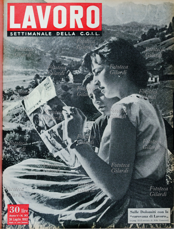 LAVORO Nello strillo: "Sulle Dolomiti con la carovana di Lavoro", preannuncia il servizio di Aldo Genovesi. Nella foto madre e figlio, già in vacanza, si godono il relax leggendo il numero precedente della rivista. Copertina di \
