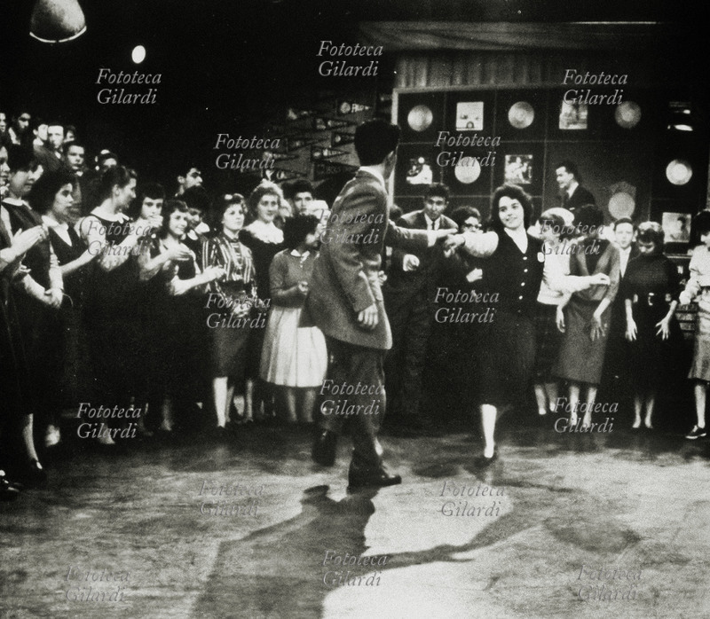 DANZA Una giovane coppia balla il rock\