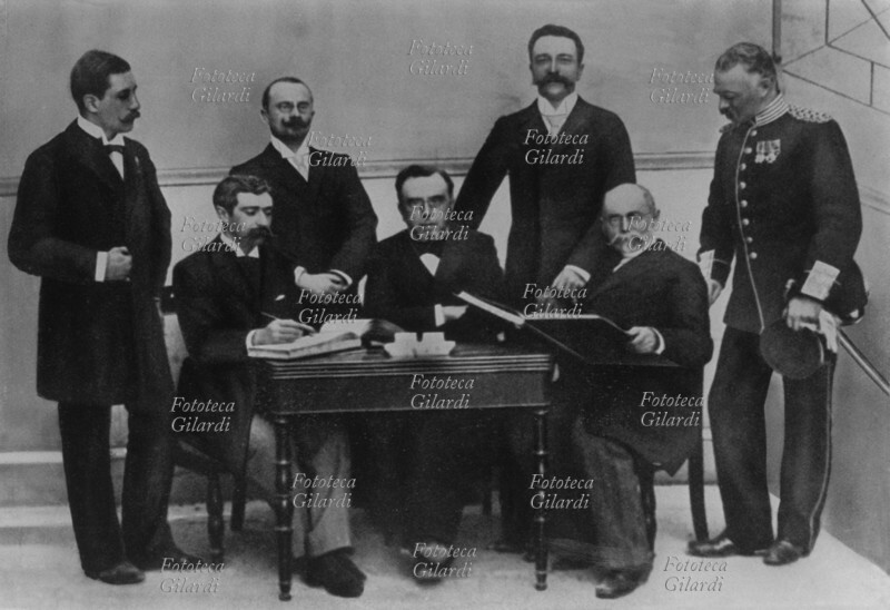 OLIMPIADI il Comitato Organizzatore dei primi Giochi Olimpici moderni, programmati in Grecia. Con i baffi bianchi e il libro in mano il barone Pierre de Coubertin (1º gennaio 1863 – 2 settembre 1937), al centro il Presidente del Comitato: il greco Demetrius Vikelas (15 febbraio 1835 – 20 luglio 1908). Fotografia, Atene 1896.