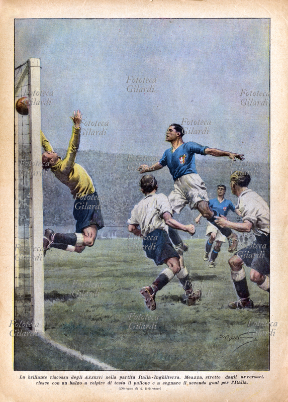 CALCIO "La brillante riscossa degli Azzurri nella partita Italia-Inghilterra. Meazza (23 agosto 1910 – 21 agosto 1979), stretto dagli avversari, riesce con un balzo a colpire di testa il pallone e a segnare il secondo goal per l\
