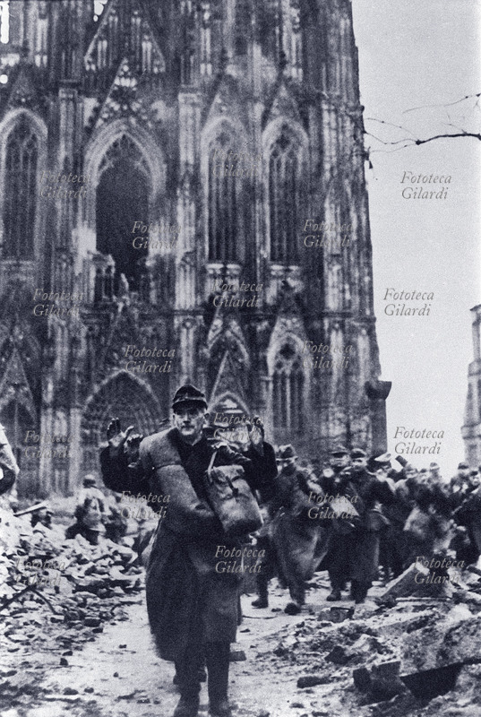 II G.M. GERMANIA Soldati tedeschi si arrendono ai sovietici, di fronte alla cattedrale di Colonia, la città era devastata dai bombardamenti. 5 marzo 1945.