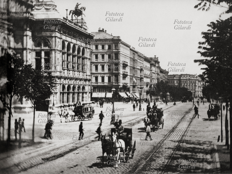 VIENNA Veduta della Ringstrasse con le carrozze e la gente a passeggio, Austria 1870 circa