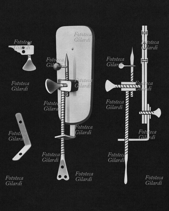 MICROSCOPIO di Antoni van Leeuwenhoek (24 ottobre 1632 – 27 agosto 1723), ottico e naturalista olandese. Una lente biconvessa è inserita tra due piastrine di ottone o d\