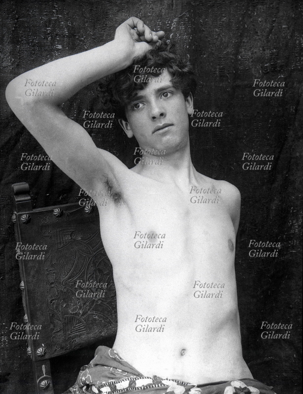 EROS ritratto a mezzobusto di giovanetto ricciuto, in atteggiamento sensuale e sognante. Fotografia attribuita a Wilhelm von Plüschow (1852-1930), Italia circa 1900