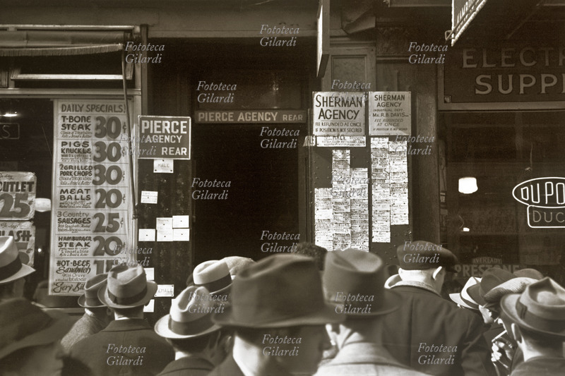 CRISI ECONOMICA U.S.A. Agenzia di collocamento della Sesta Avenue, New York. Fotografia di Arthur Rothstein (1915-1987). U.S.A., New York 1937