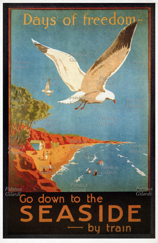 TURISMO "Days of Freedom, Go down to seaside by train". Il gabbiano in primo piano, simbolo di libertà, sottolinea la leggerezza dei giorni di vacanza, invitando i turisti a scendere col treno al litorale che lui raggiunge in volo. Manifesto pubblicitario per una località balneare, Australia, 1920 circa