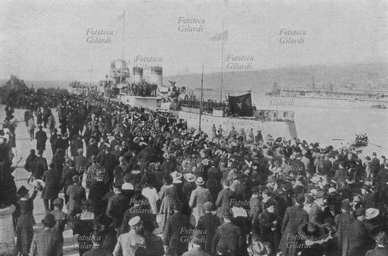 I GUERRA MONDIALE alla fine della guerra la folla accorre al porto per accogliere Vittorio Emanuele III. Trieste, novembre 1918