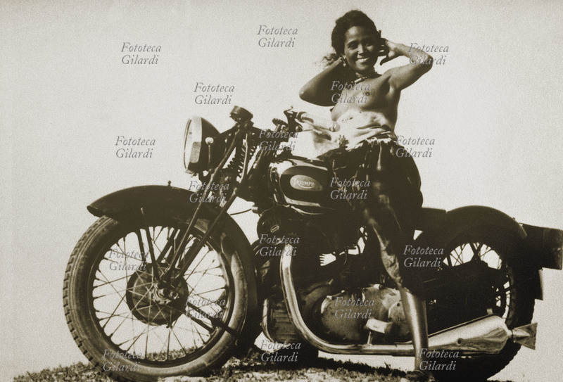 EROTISMO giovane africana seminuda in motocicletta. Fotografia eseguita da italiano, 1935 - 1936