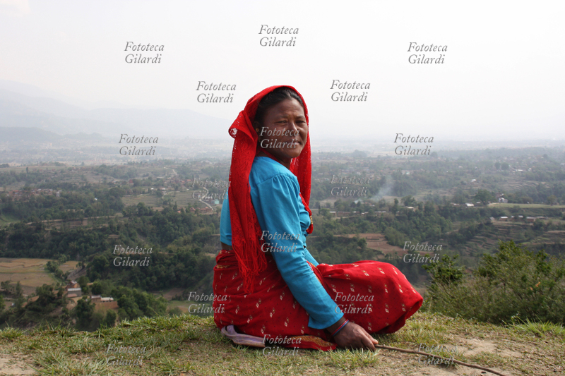 NEPAL donna nepalese sulle colline di Kathmandu. Fotografia di Raffaella Milandri. Nepal, maggio 2008
