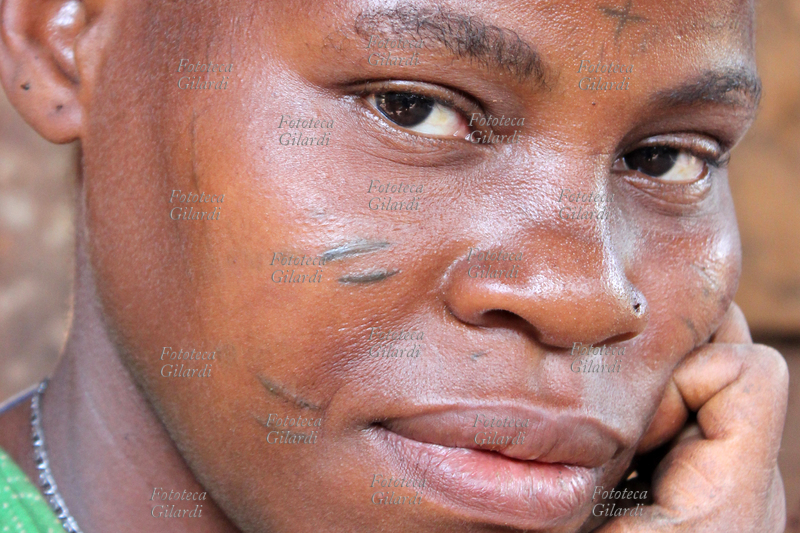 AFRICA sguardo di donna. Il soggetto appartiene a un gruppo etnico chiamato genericamente \